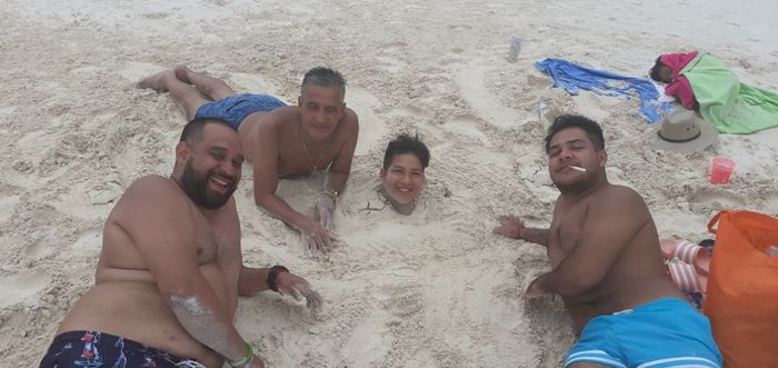 La foto clasica, con mi sobrino mayor enterrado en la arena