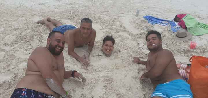 La foto clasica, con mi sobrino mayor enterrado en la arena