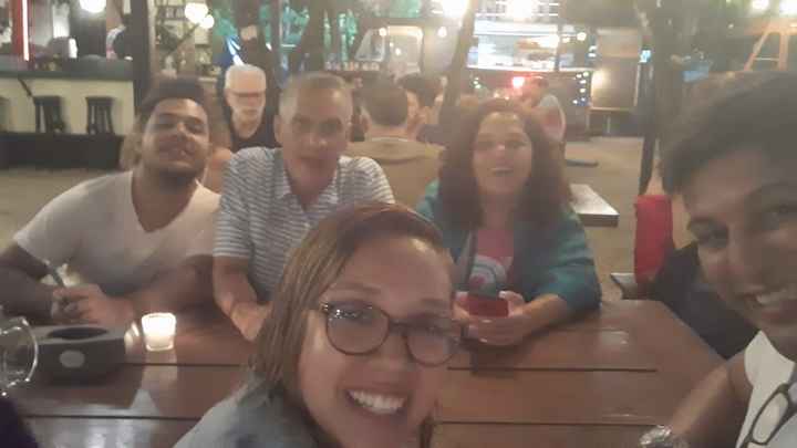 Comiendo arepas