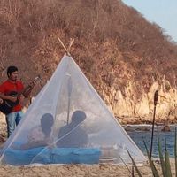 Aquel dia vimos el atardecer escuchando baladas y las olas del mar 