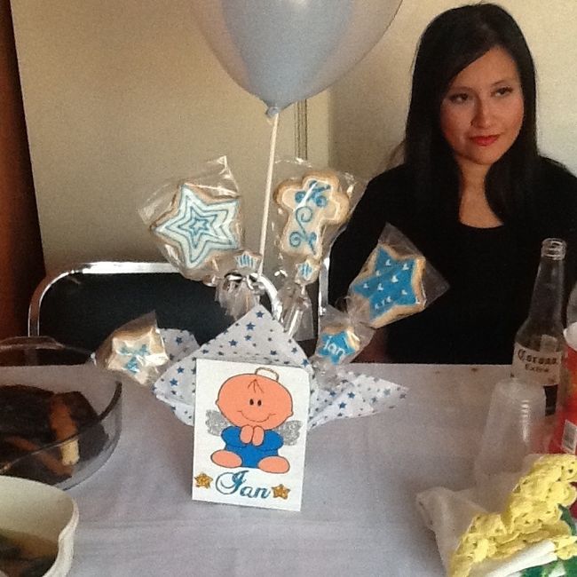 Es de galletas y la base la hicimos de carton y nosotros la pintamos