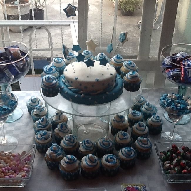 Mi gran pastel jaja con los cupcakes