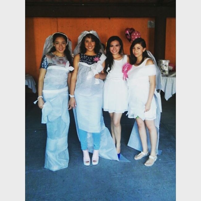 amigas vestidas noviaa :D