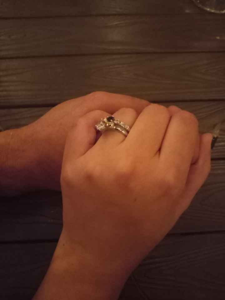 📸 Publica una foto mostrando su anillo de compromiso o alianza de boda - 1