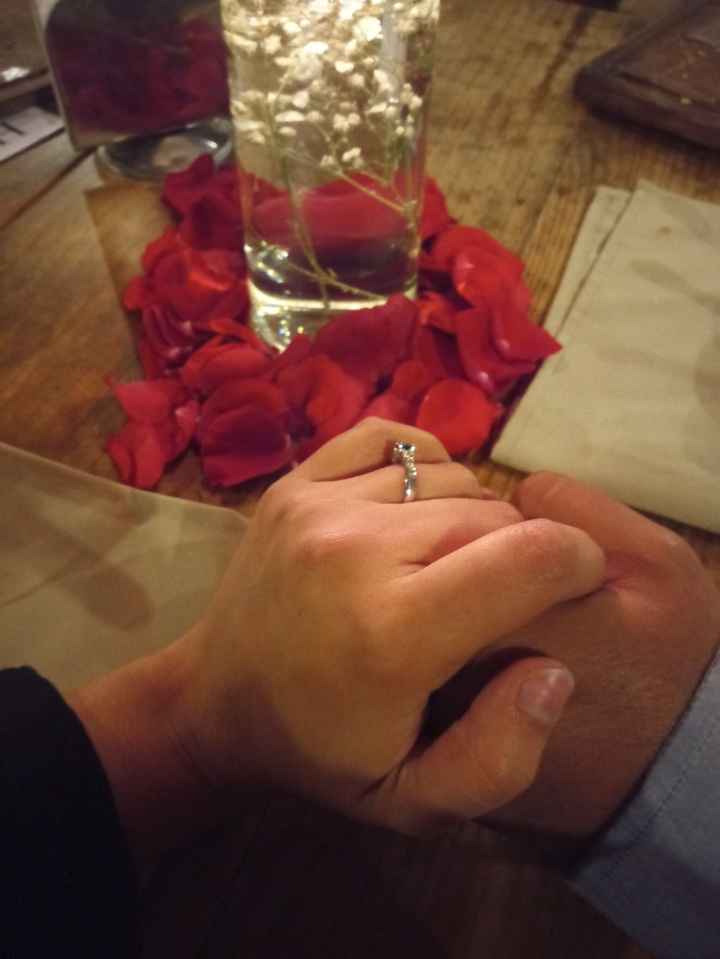Post para enseñar tu hermoso anillo de compromiso jijiji 💍 - 1