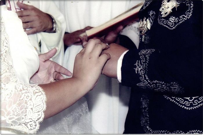 Poniendole el anillo a mi marido 
