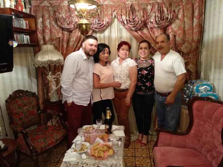 Durante mi pedida de mano, con mis papis, mi novio y mi suegra.