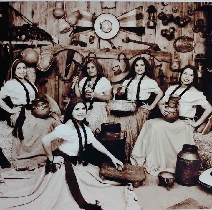 Recuerdo de mi despedida de soltera con mis primas, con una fotografía antigua!