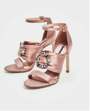 De estos me encanta el color y los detalles, son de Zara y también tienen un buen precio.