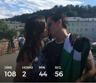 inmortalizando nuestro compromiso en Salzburgo con un candado del amor en el puente