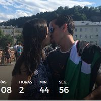 inmortalizando nuestro compromiso en Salzburgo con un candado del amor en el puente