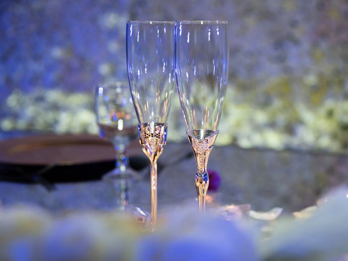 Ayuda con copas de brindis - 1
