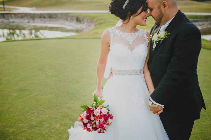 El mio fue de Sacramento Novias .. es corte princesa con colita  y el cinto de brillantes.. me encan