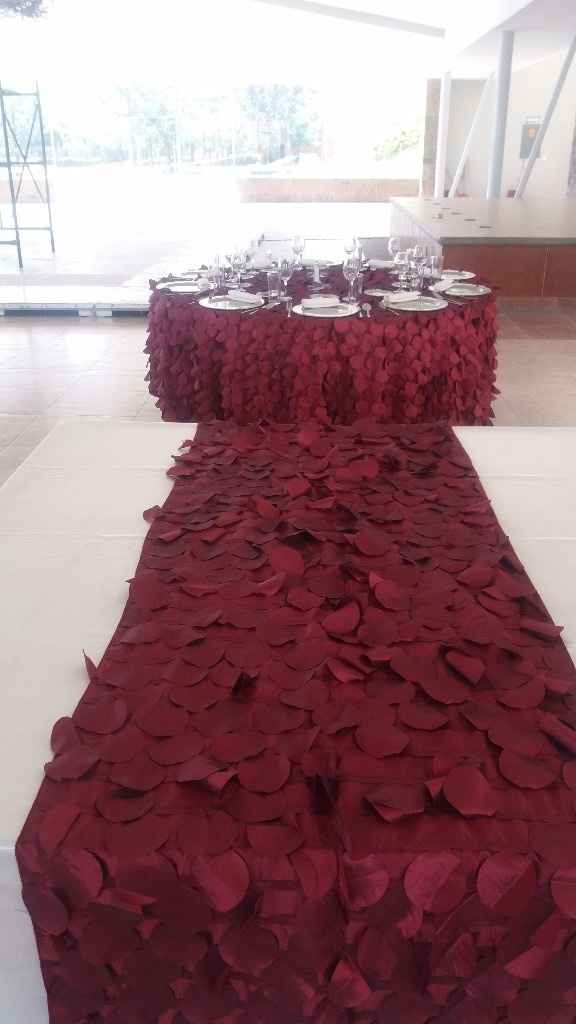 matel y camino de pétalos rojos