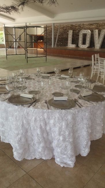 mantel de rosas blanco (aunque éste lo pediria en ivory)