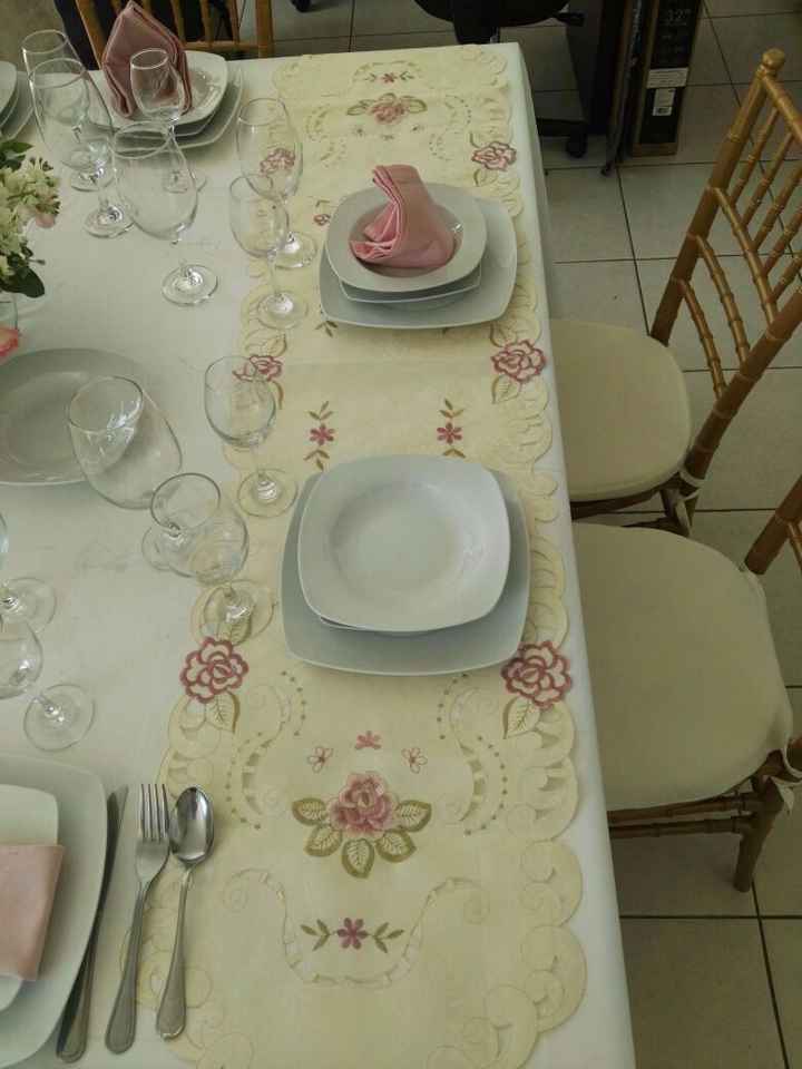 Camino de Mesa en color beige con detalles rosas