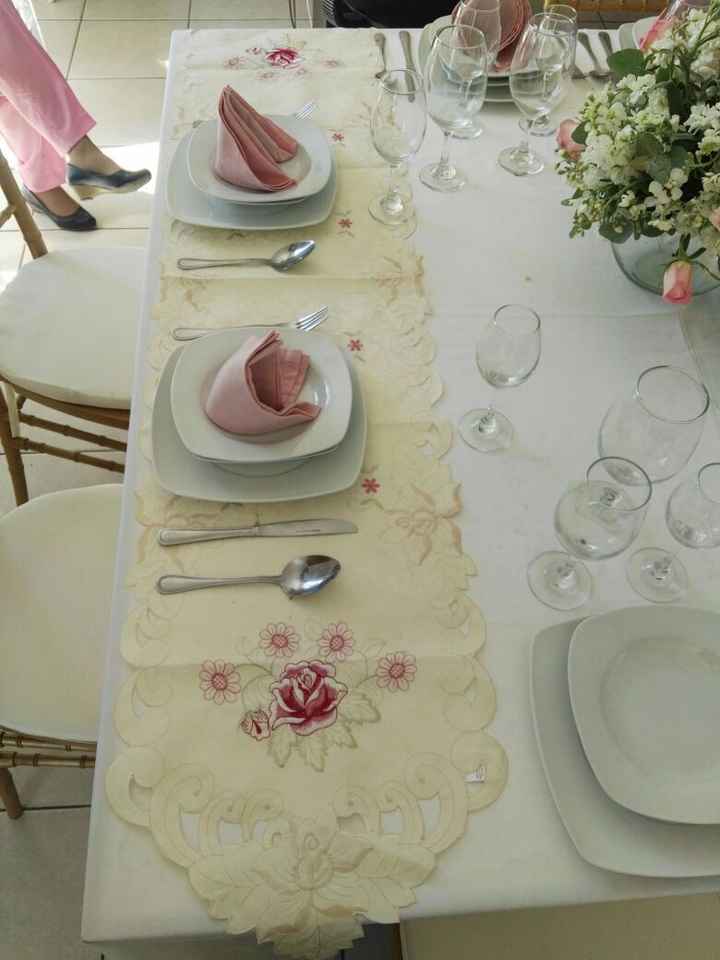 Opción 2: Camino de Mesa beige con detalles en rosa un poco más fuerte