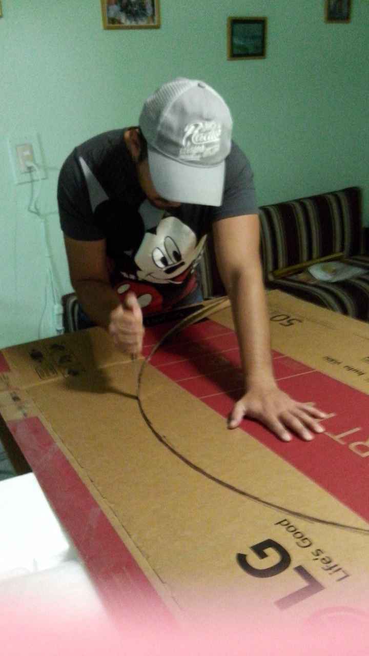 Mi Fm cortando el anillo para las fotos 