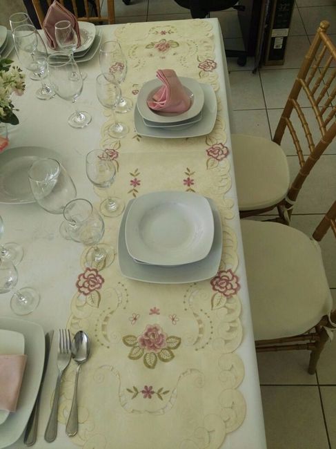 Camino de Mesa en color beige con detalles rosas
