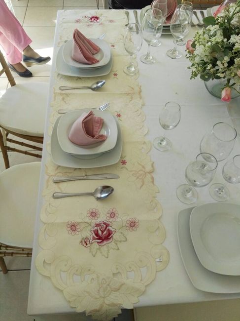 Opción 2: Camino de Mesa beige con detalles en rosa un poco más fuerte