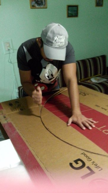 Mi Fm cortando el anillo para las fotos 