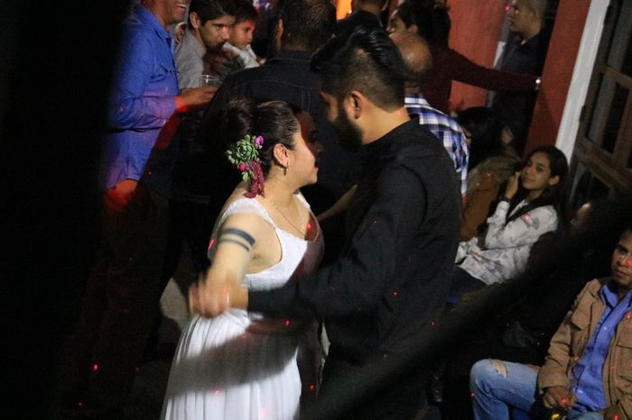 baile (el no baila pero lo intenta por darme gusto )