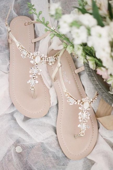 ¿Qué tipo de zapatos debo usar sí mi boda es en la playa? 25