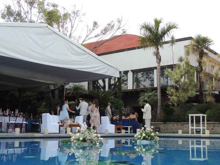 La alberca y el montaje atrás.