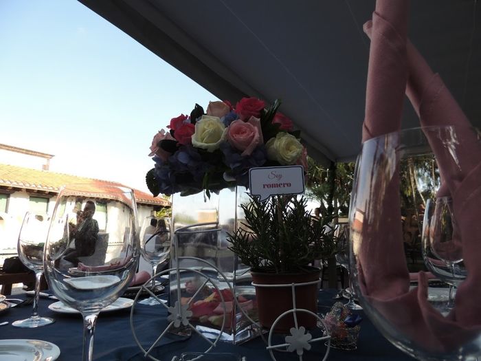 Las mesas bajo la carpa