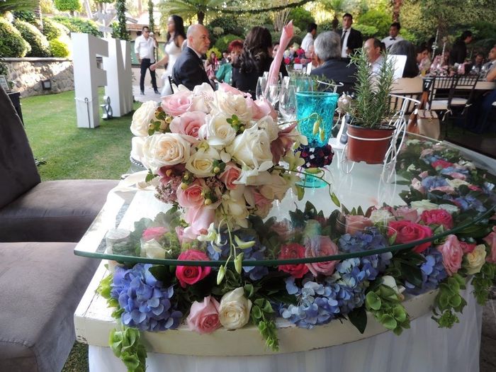 Nuestra mesa y mi hermoso ramo