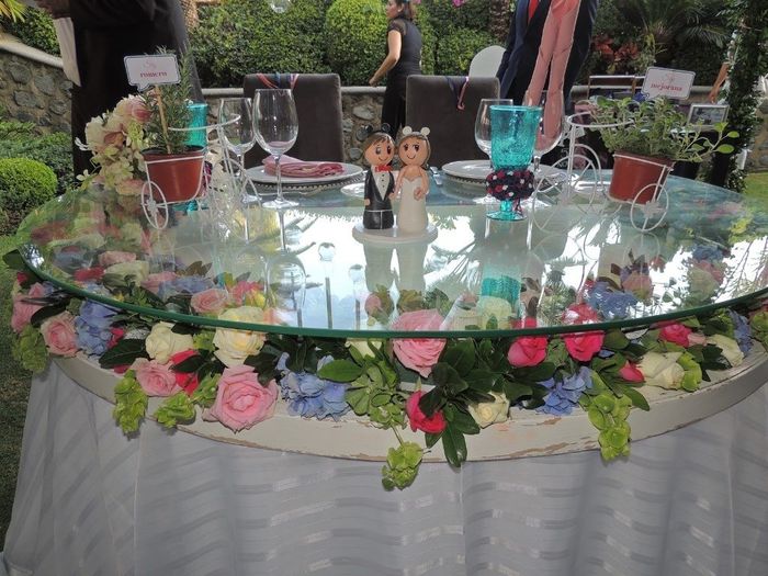 Nuestra mesa de frente y nuestros muñequitos! :D