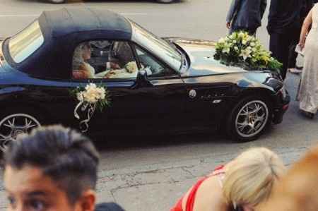 ESPERANDO PARA ENTRAR A LA IGLESIA