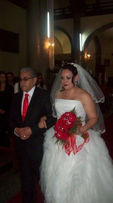 Mi papi y yo hacia el altar :')