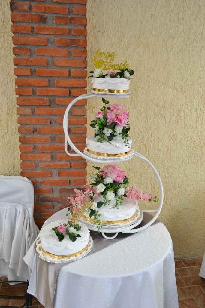 Este fue nuestro pastel con diferente cake topper
