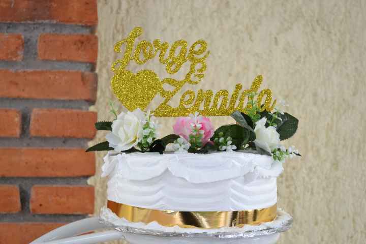 Este fue el cake topper que mandó a hacer la hermana de mi esposo con su primer nombre y la de él pr