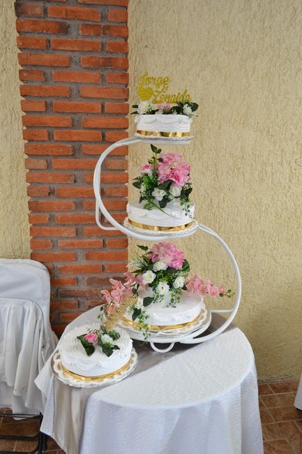 Este fue nuestro pastel con diferente cake topper