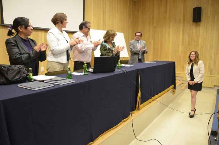 Recibiendo la aprobación del examen y la mención honorifica