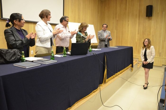 Recibiendo la aprobación del examen y la mención honorifica