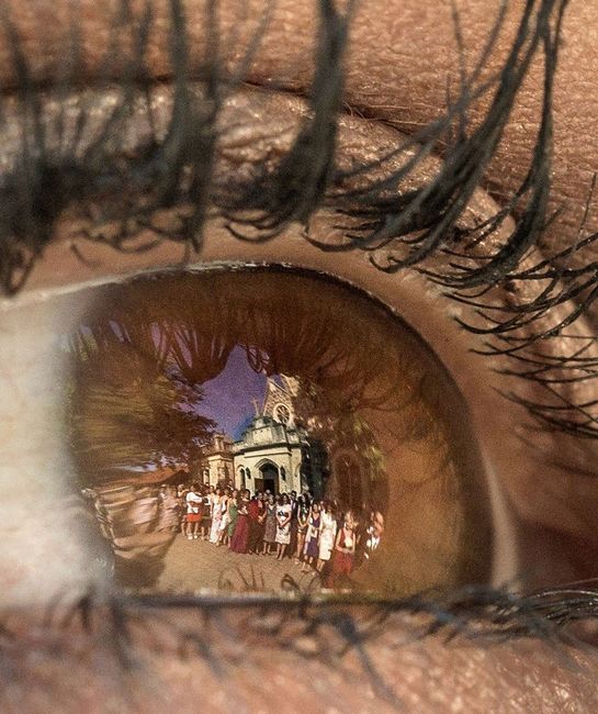 viendo a los invitados