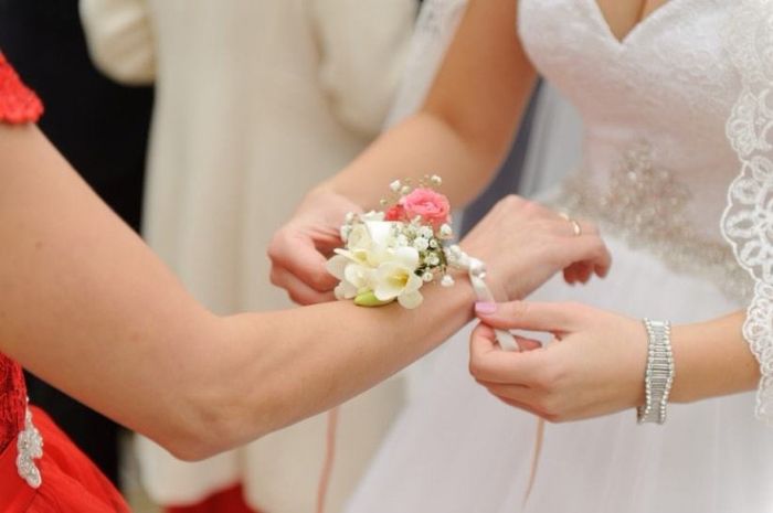 Una pulsera con flores en lugar del Ramo