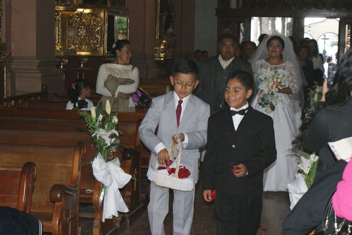 Mi sobrino el de negro/El primo de mi esposo el de gris