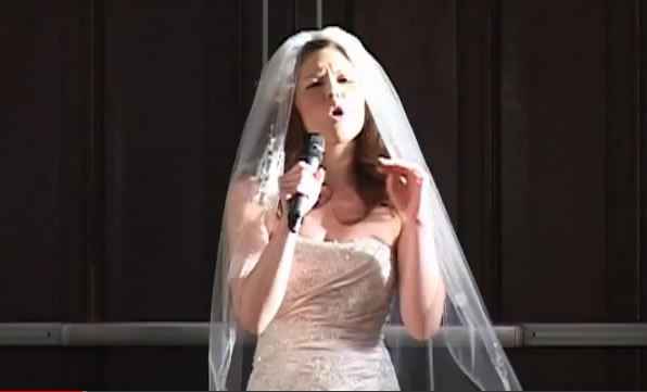 Cantándole al Novio