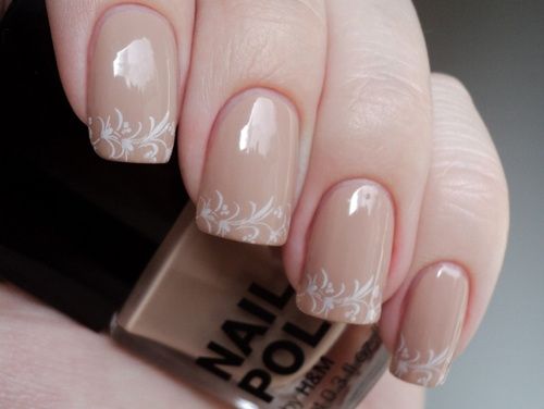 Uñas nude con grecas