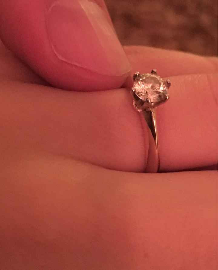 A quién le gusta ver su anillo de compromiso una y otra vez? - 1