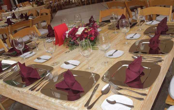 centro de mesa en tonalidades vino