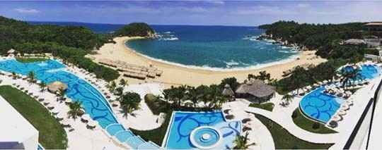 Vista de la playa y las albercas