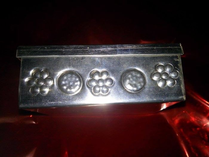 Cajita de hoja de lata de lado