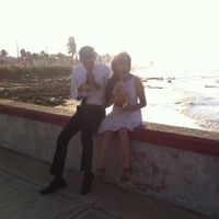 En la playa comiendo cocos. (cita romántica)