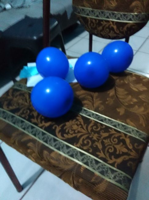 Aqui ya estan los globos inflados y con los papelitos adentro, les puse un liston (que no sale en la