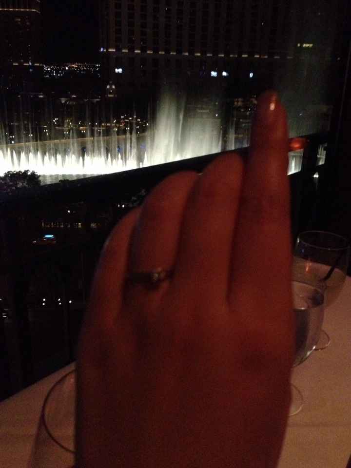 Algunas ideas para  tomarte  una selfie con tu anillo de  compromiso!! - 1
